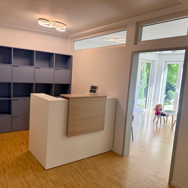 Rezeption Praxis für Logopädie in Rastatt Eingangsbereich und Rezeption, Praxis für Logopädie SIlke Hildenbrand, Blick ins Wartezimmer
