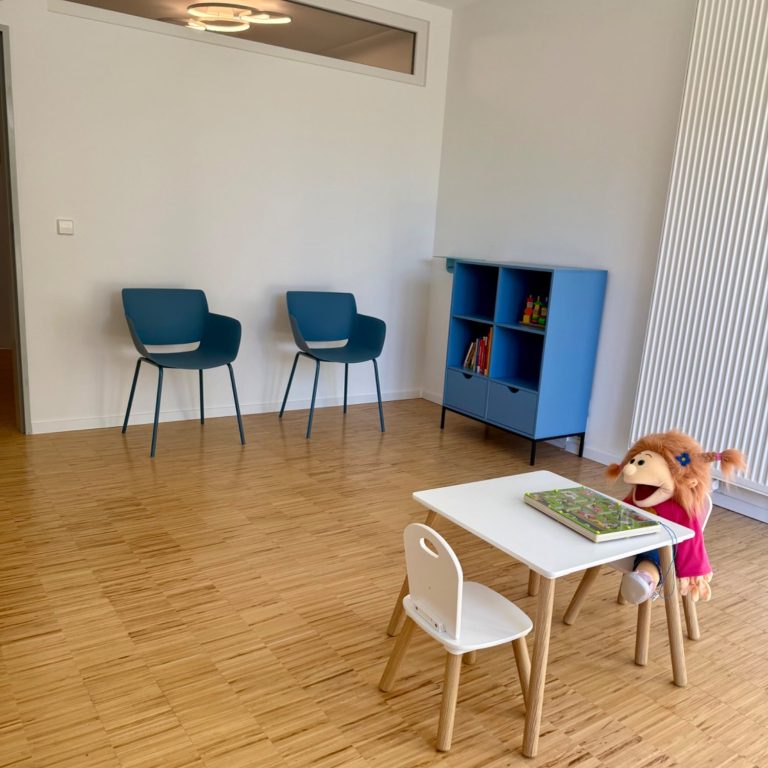 Wartezimmer Praxis für Logopädie Silke Hildenbrand in Rastatt Logopädiepraxis in Rastatt, nähe Baden-Baden, Karlsruhe, Wartezimmer mit Spielecke für Kinder, Erdgeschoss,